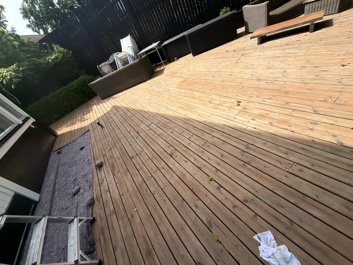 Vask og beising av terrasse
